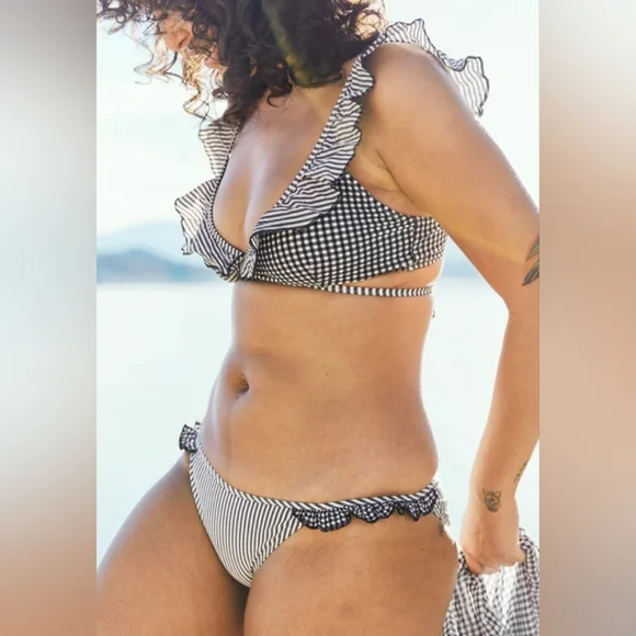 🕶AERIE SEERSUCKER RUFFLE WRAP BIKINI TOP SIZE M AND BOTTOM SIZE S - Picture 1 of 12